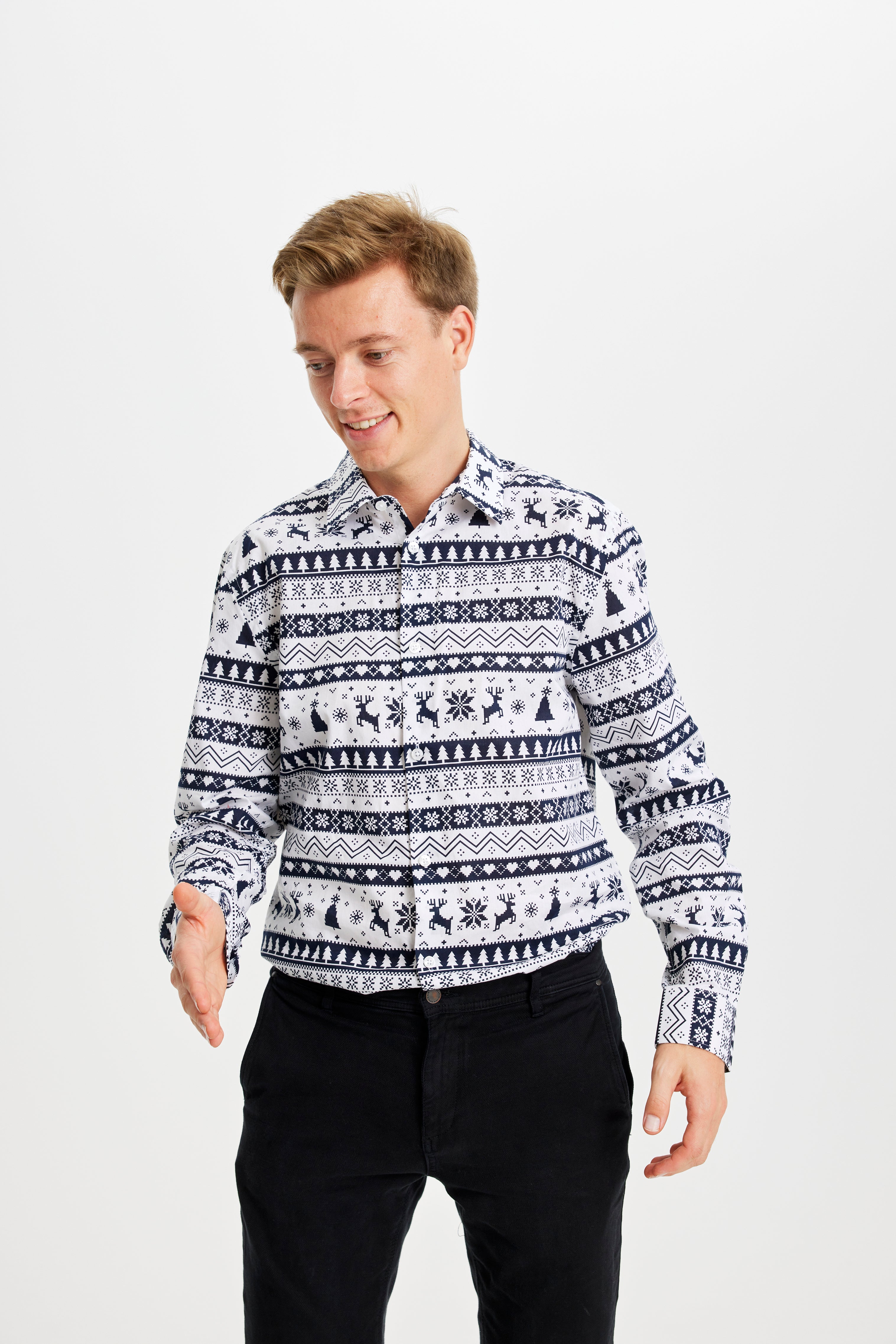 Un uomo sorridente che indossa una camicia natalizia bianca e blu.